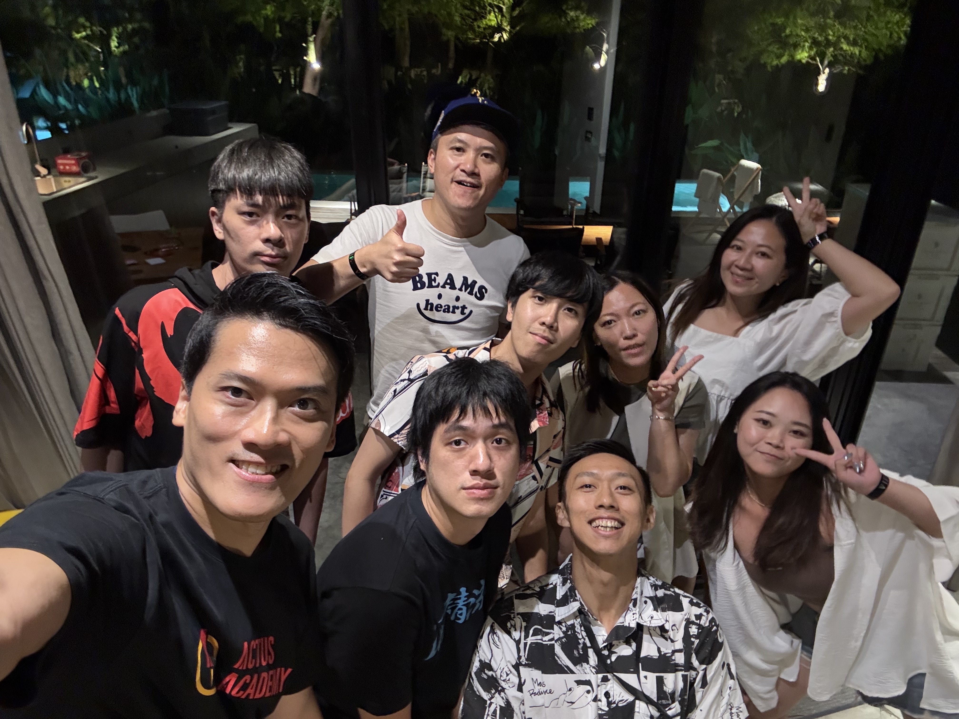 潮風間家居員工旅遊夜間合照